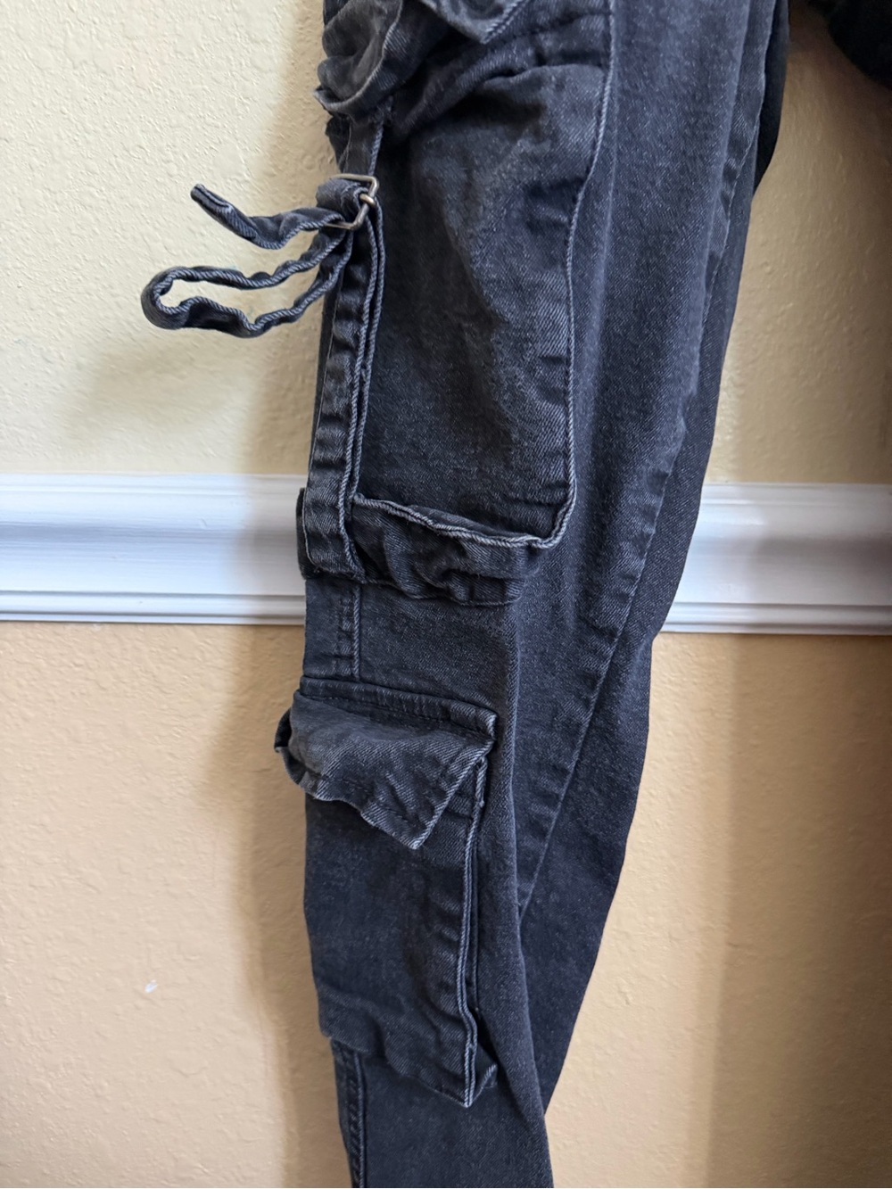 Boohoo Mens Black Washed Cargo Jeans with Utility Pockets - Picture 4 of 5